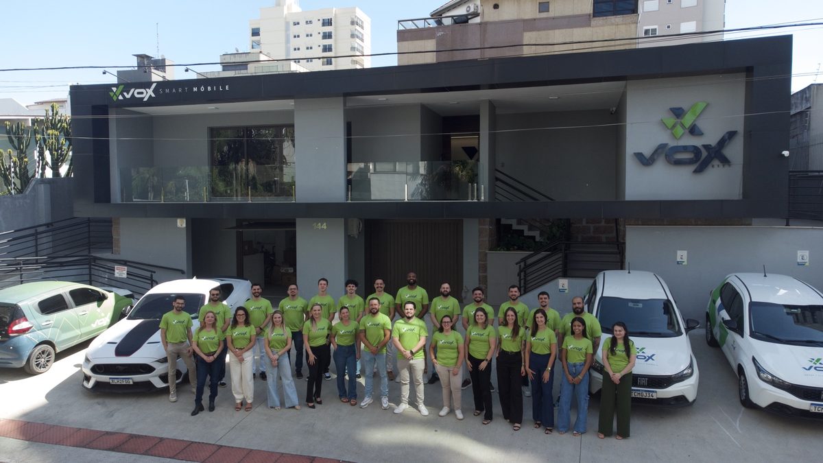 Equipe Vox City em frente à sede em Criciúma/SC